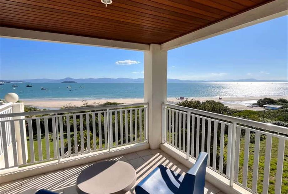 luxo especial frente mar sacada.jpg