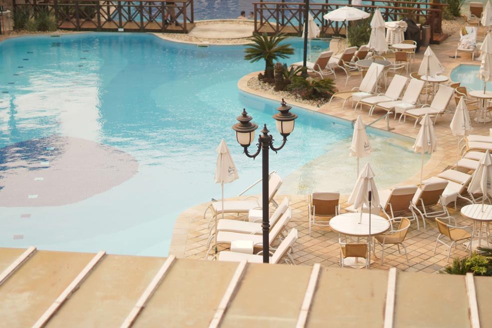 piscina - espreguiçadeiras.jpg