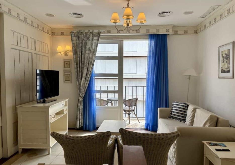suite jurerê - sala e sacada.jpg