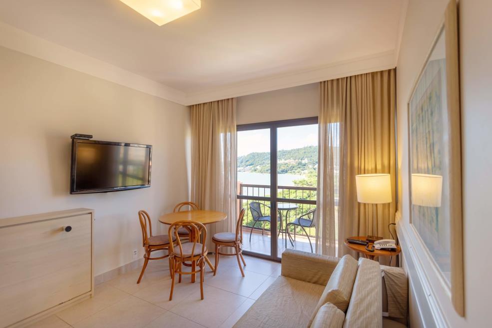 suite luxo lateral - sala e sacada.jpg