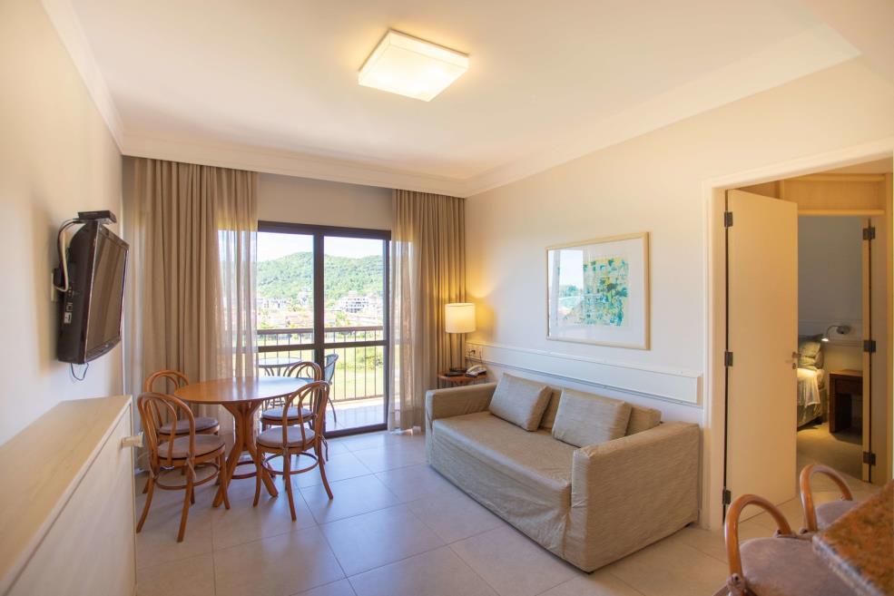 suite luxo lateral - sala, sacada e quarto.jpg