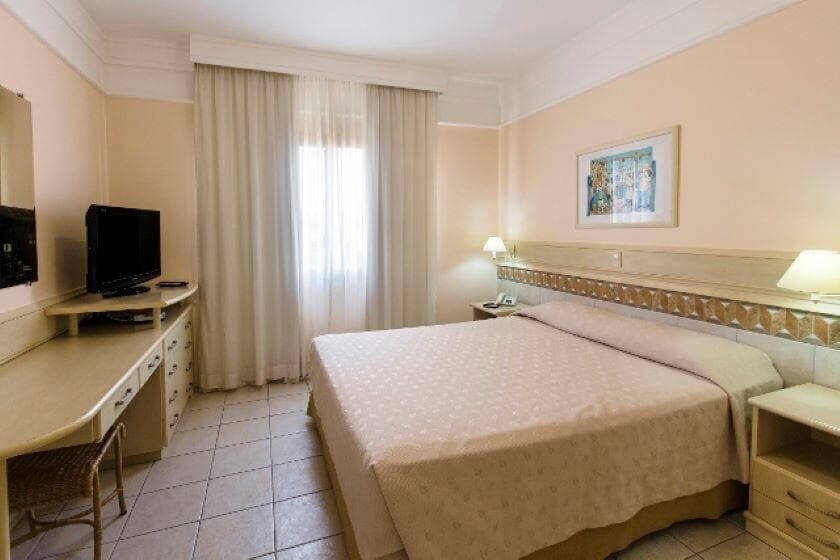 suite lateral - cama, tv.jpg