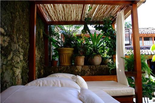 gazebo in the garden Marcelo Azevedo.jpg