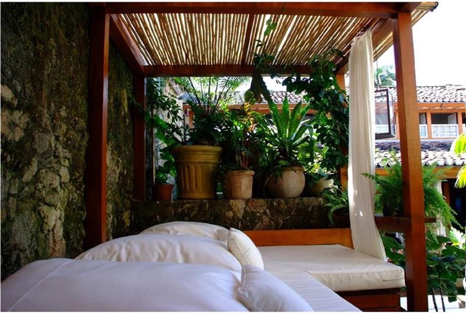 gazebo in the garden Marcelo Azevedo.jpg