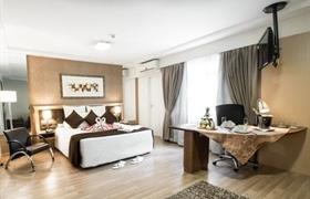 Suite de lujo con baño. de Summit Hotel Monaco