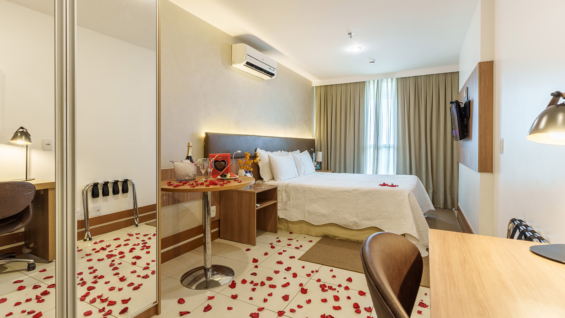 Illustrative image of Athos Bulcão Hplus EXECUTIVE