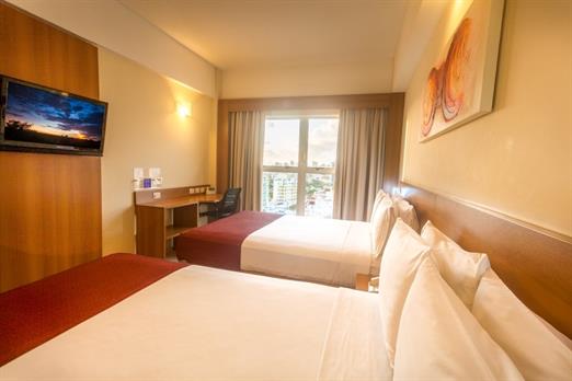 49. quarto standard com 2 camas de casal.jpg