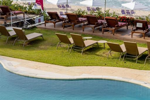 piscina 3 omnibees.jpg