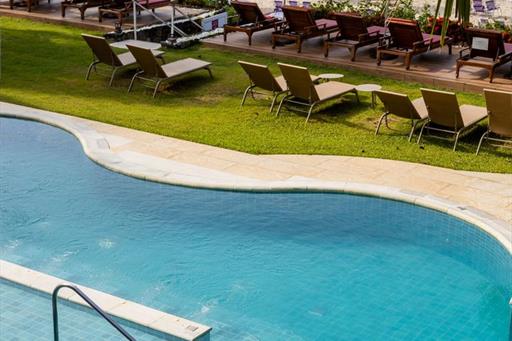 piscina 2 omnibees.jpg