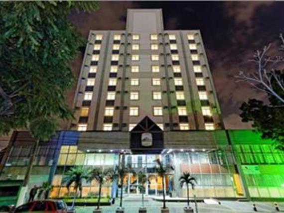 FACHADA NOTURNA