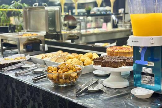 café, bolos, pães e suco.jpg