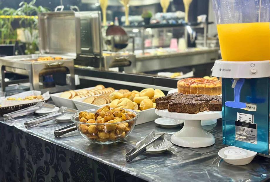 café, bolos, pães e suco.jpg