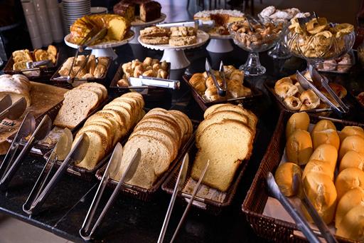 café da manha buffet pães.jpg