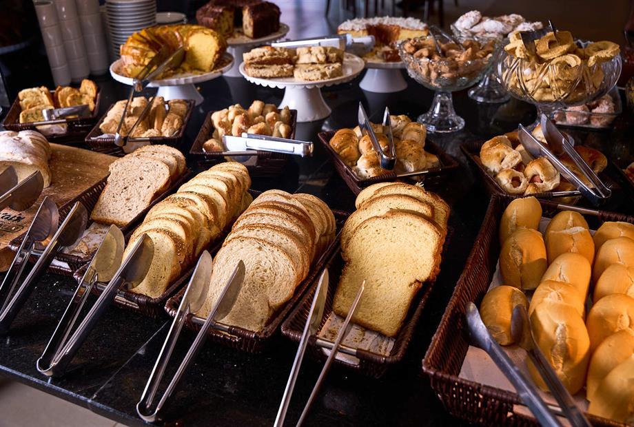 café da manha buffet pães.jpg