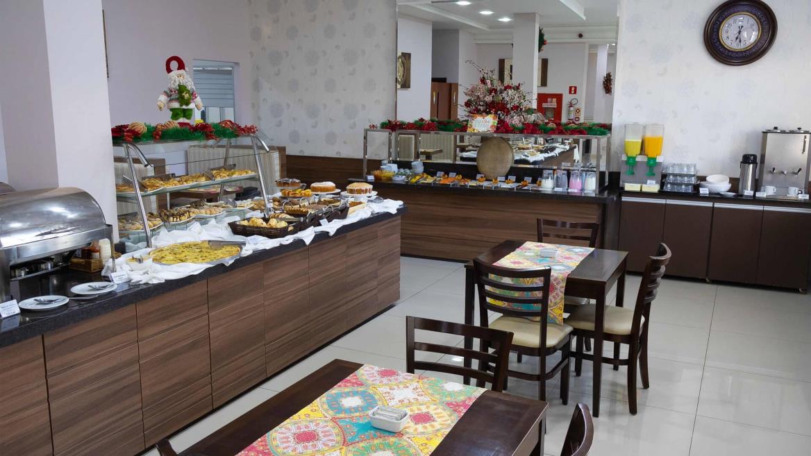 cafe-da-manha-hotel-pietro-angelo-foz-1.jpg