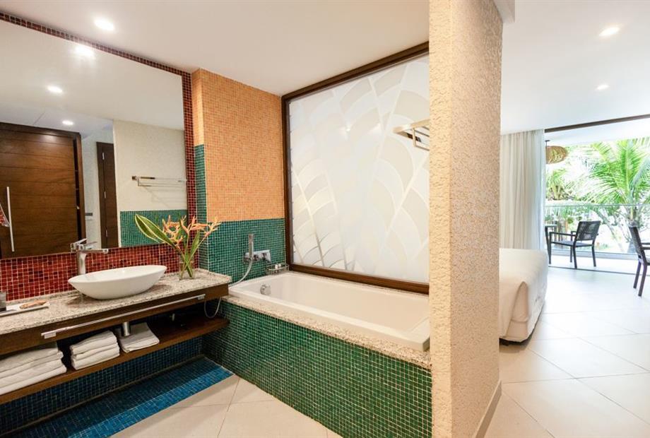 luxo com banheira.jpg