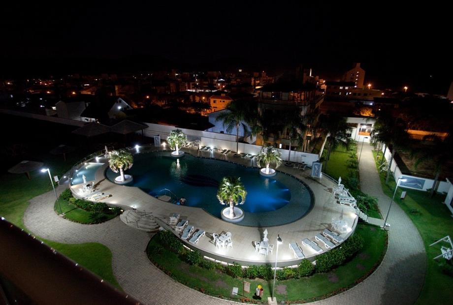 piscina noite_easy-resize.com.jpg