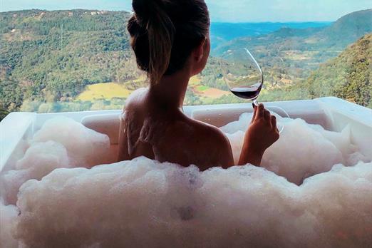 hóspede apreciando a vista da banheira.jpg