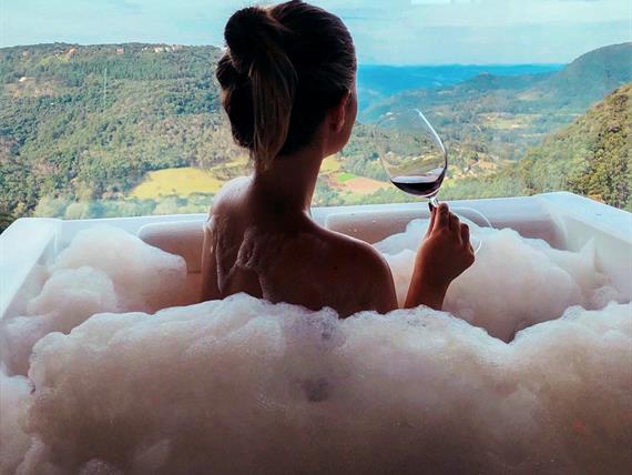 hóspede apreciando a vista da banheira.jpg