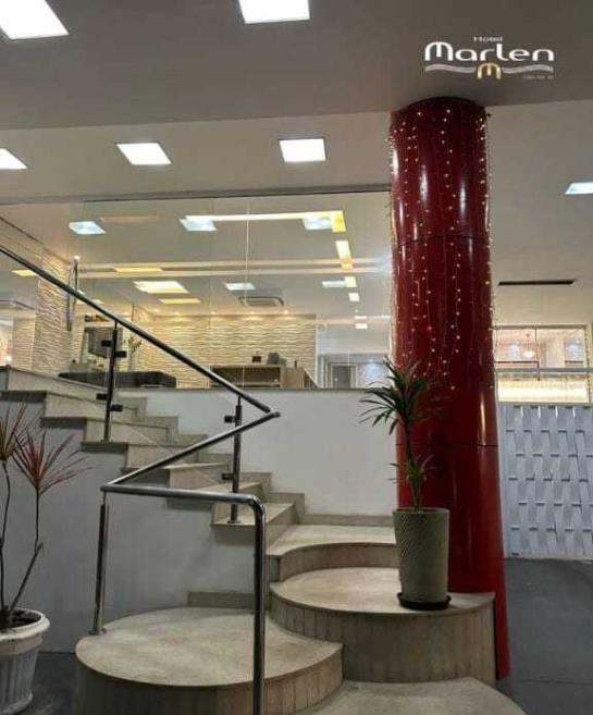 escada frente  hotel.jpg