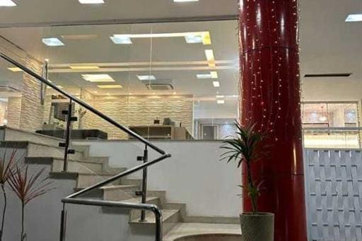 escada frente  hotel.jpg