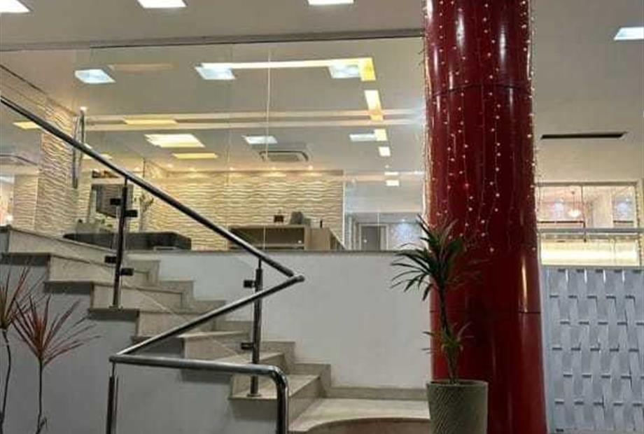 escada frente  hotel.jpg