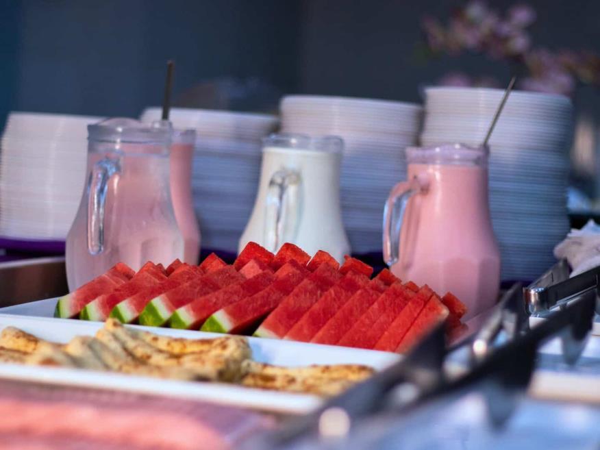frutas e iogurte no café.jpg