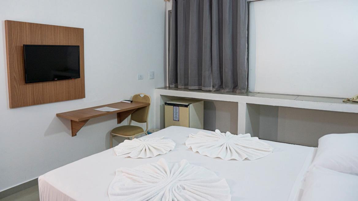 casal standard tv e mesa.jpg