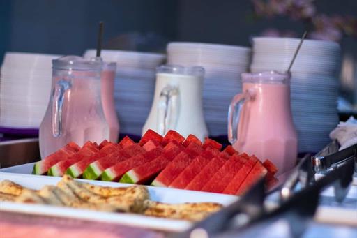 frutas e iogurte no café.jpg