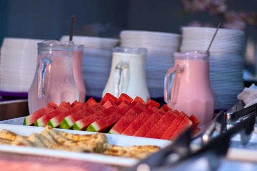 frutas e iogurte no café.jpg