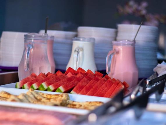 frutas e iogurte no café.jpg