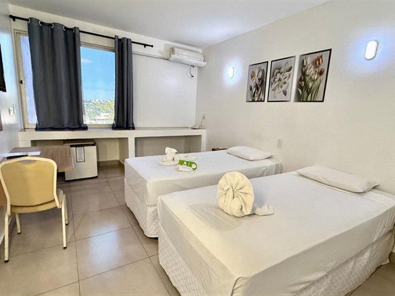 quarto std janela e tv.jpg