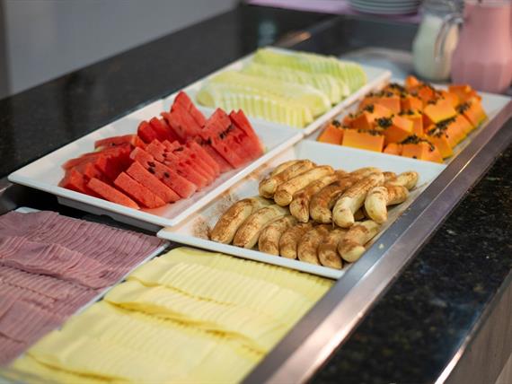 frutas e frios café.jpg