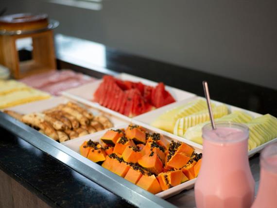 iogurtes e frutas café.jpg