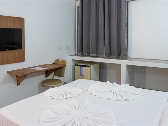 casal standard tv e mesa.jpg