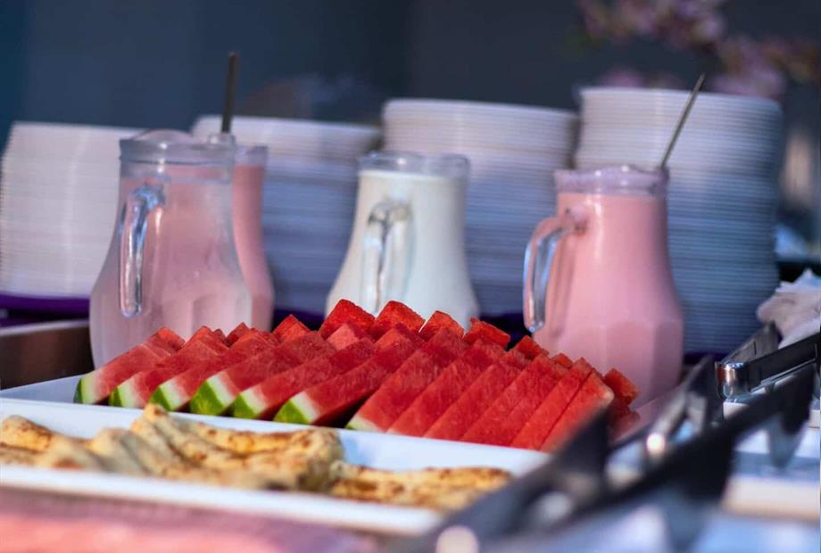 frutas e iogurte no café.jpg