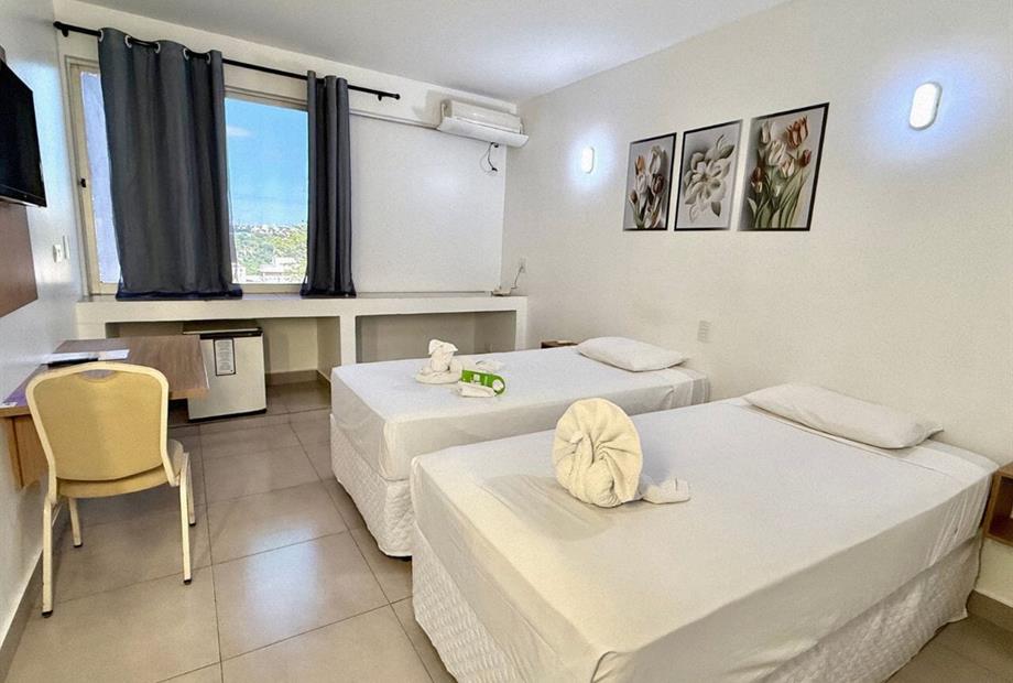 quarto std janela e tv.jpg