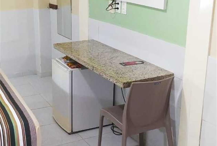 quarto luxo tv e mesa.jpeg