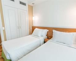 Standard Twin - 2 Camas Solteiro e 1 Sofá Cama