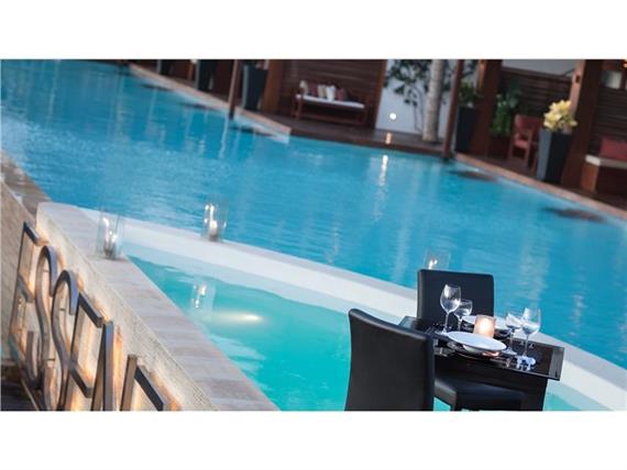 _MG_0205 mesa na piscina.jpg