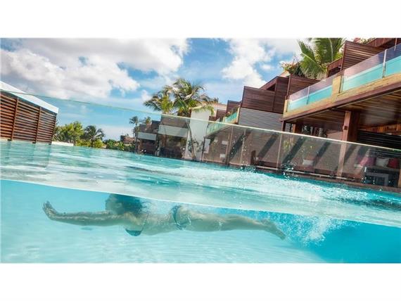 modela na pisina grande 