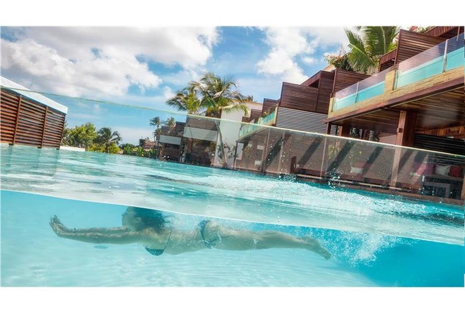 modela na pisina grande 