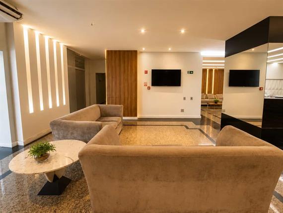 foto recepção - hotel spazzio - sala com tv.jpeg