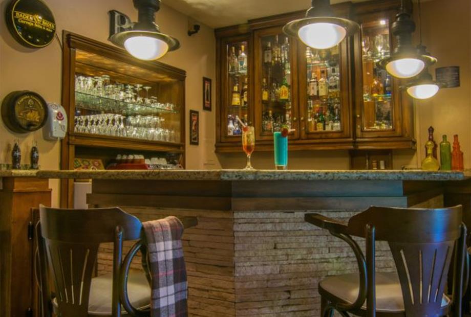 RecantoDaSerra. Quenn´s Pub.Omn.jpg