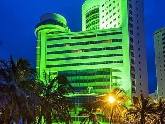 1. fachada noche (1) (1).jpg