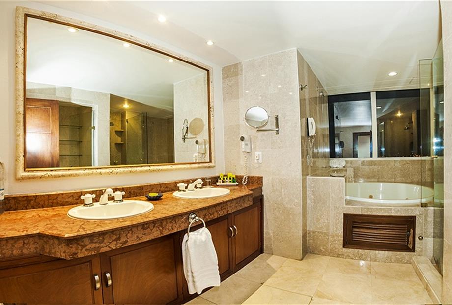 bano master suite.jpg
