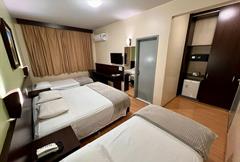 04 pessoas - 01 casal + 02 camas ou 04 camas.