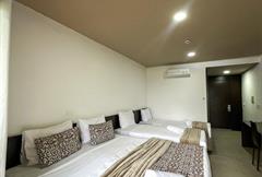 Luxo (01 Casal + 02 Camas Solteiro)