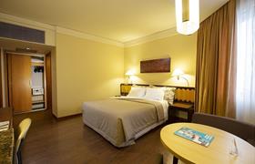 Luxo Cama Casal do Golden Tower Pinheiros by Fênix Hotéis