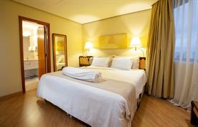 Suíte Master Cama Casal do Golden Tower Pinheiros by Fênix Hotéis